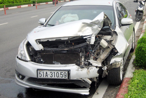 Húc đuôi taxi, ô tô 4 chỗ nát đầu